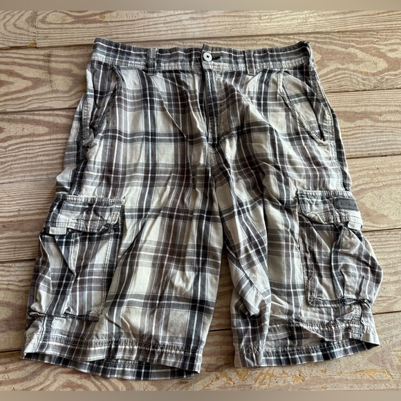 Union Bay Plaid Cargo Men Shorts size 32 - Picture 1 of 4